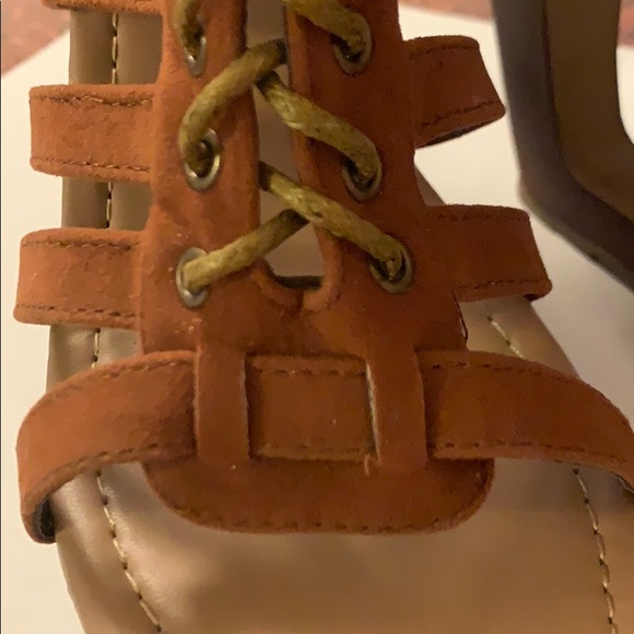 Super flirty wedge with a PEEP hole. NEW - Picture 2 of 11